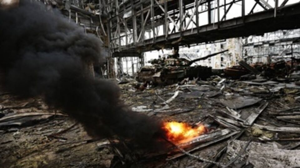 Киевские волонтеры предложили помочь пострадавшему бойцу и его родным, а расходы на лечение "киборга" взяла на себя владелец магазина, где работает его мать