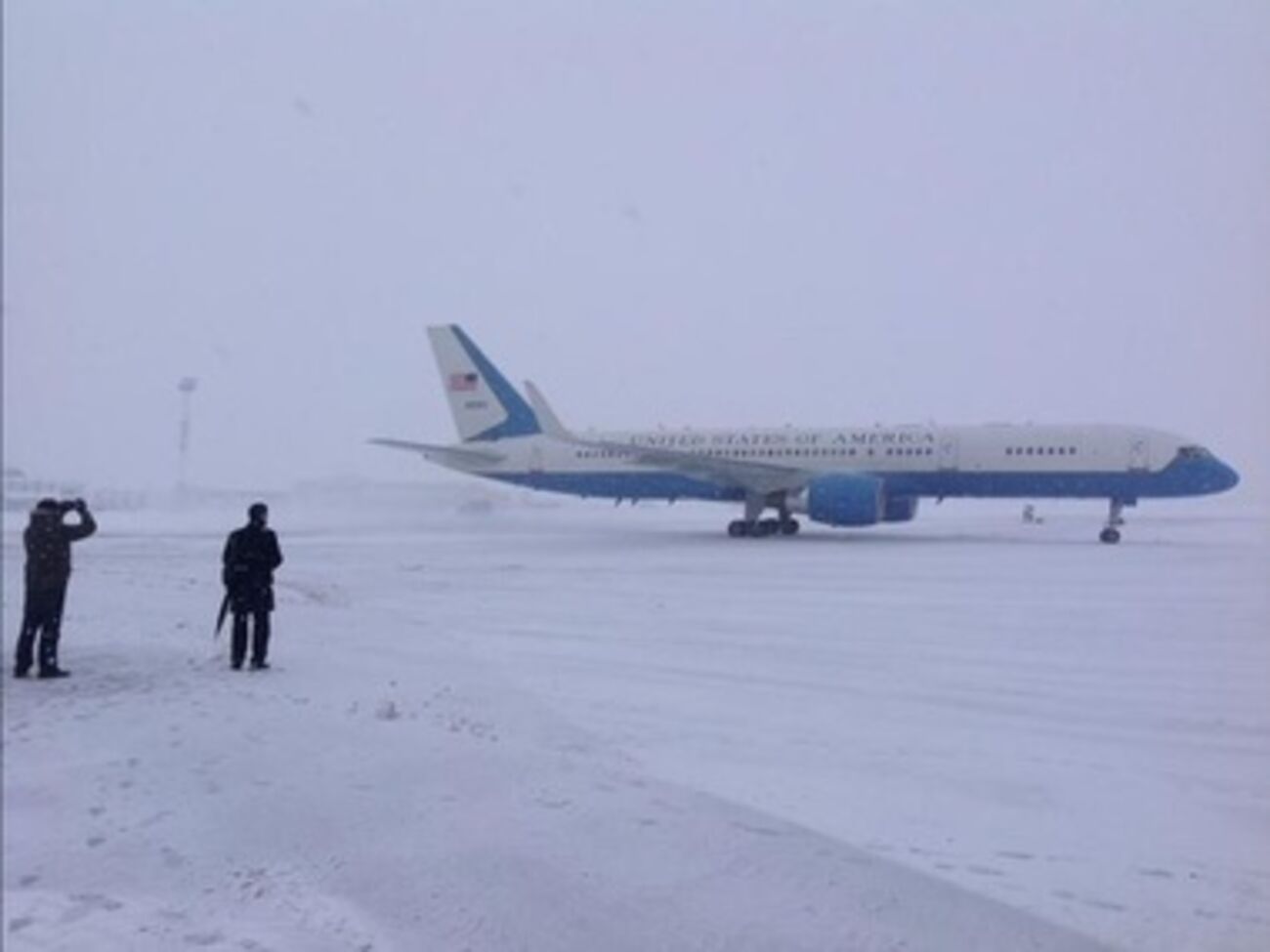 Самолет с Керри на борту приземлился в аэропорту Борисполь