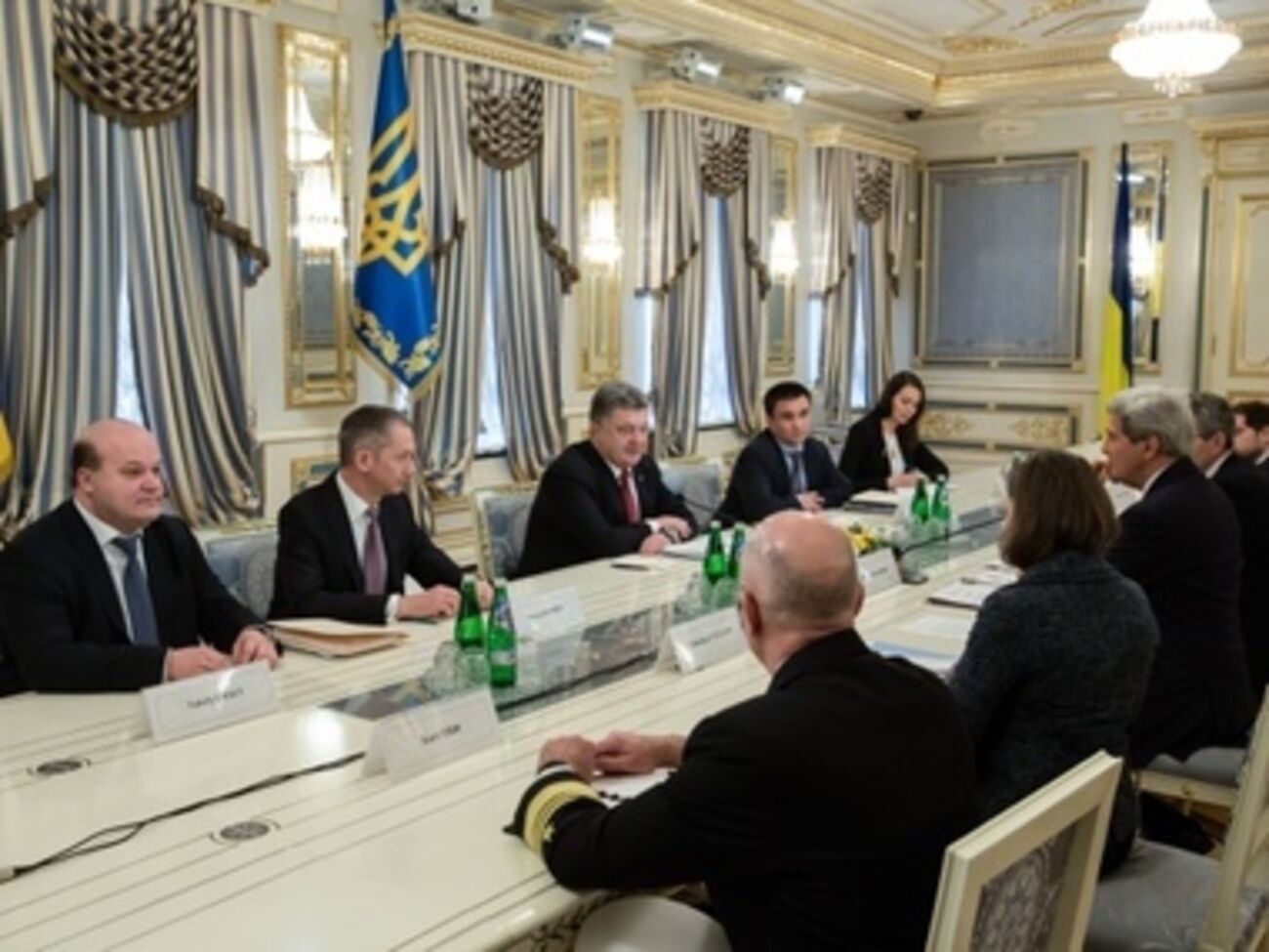 Порошенко провел переговоры с Керри
