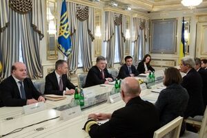 Порошенко провел переговоры с Керри