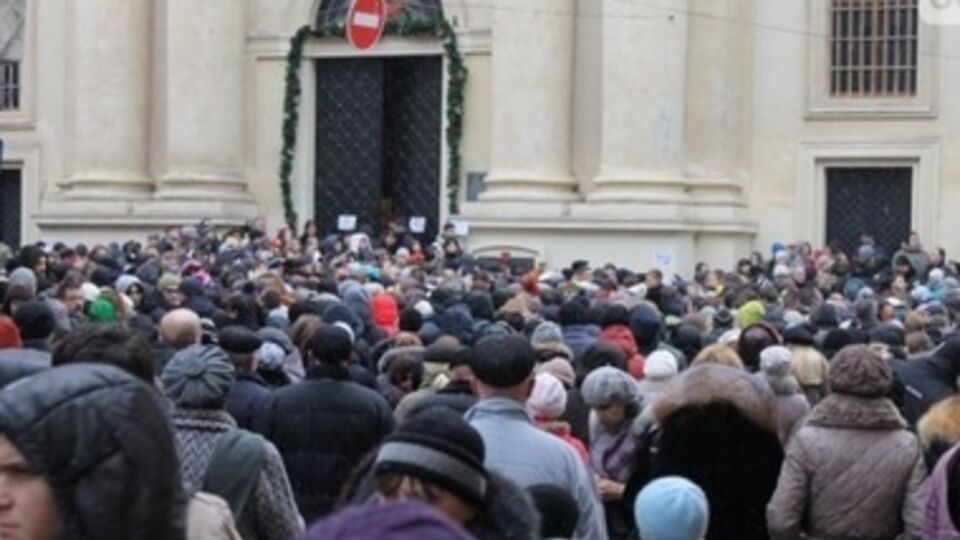 Тысячи людей с вечера и до утра шли, чтобы попрощаться с артистом