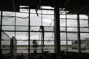 Под завалами аэропорта могут оставаться военные