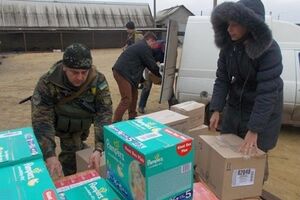Украинские военные и волонтеры доставили гуманитарную помощь жителям прифронтовых районов