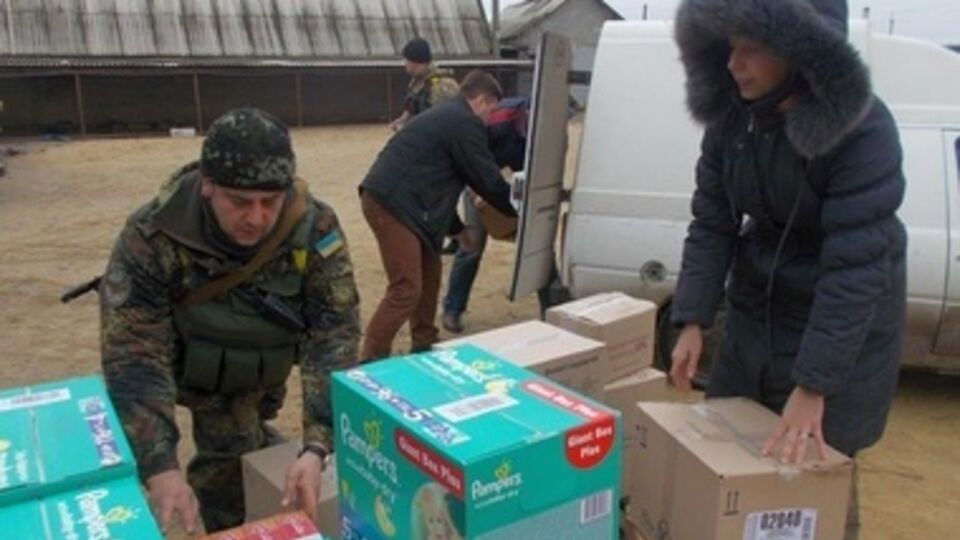 Украинские военные и волонтеры доставили гуманитарную помощь жителям прифронтовых районов