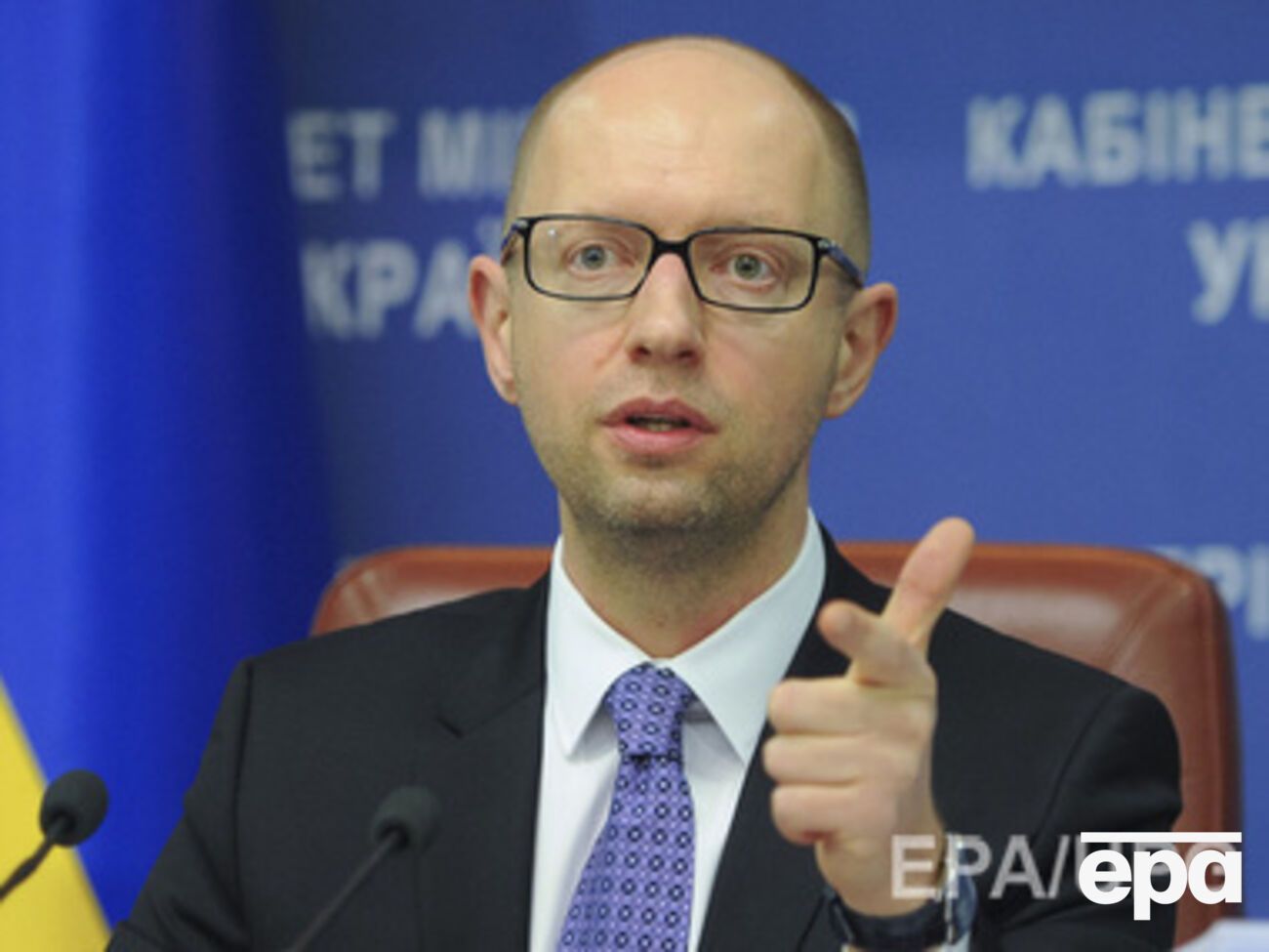 Украина воюет с российской армией, а не с "ополчением", заявил Яценюк