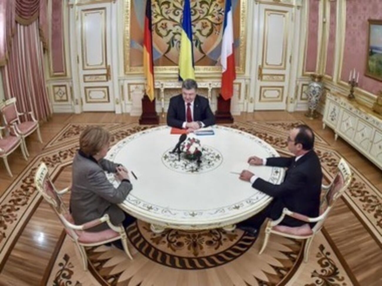 Делегации еще остаются на территории Администрации Президента