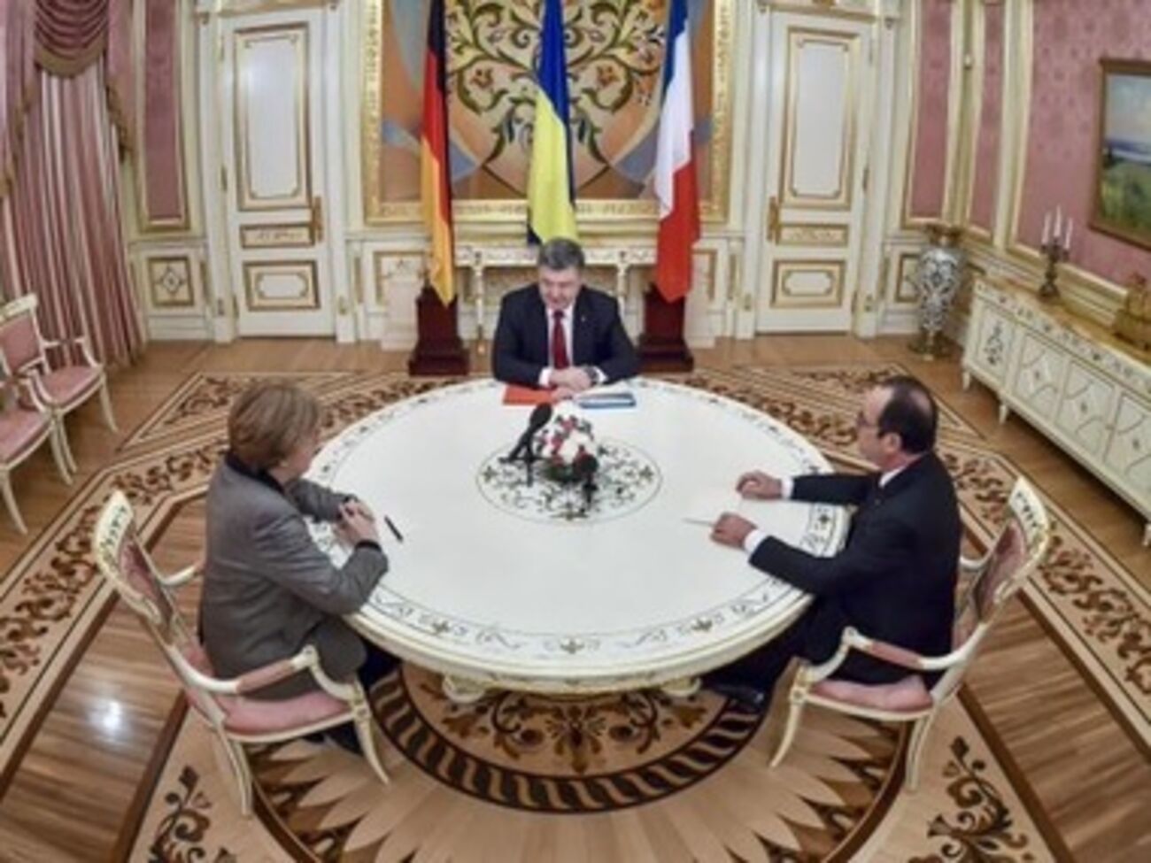 Порошенко, Олланд и Меркель вели переговоры пять часов