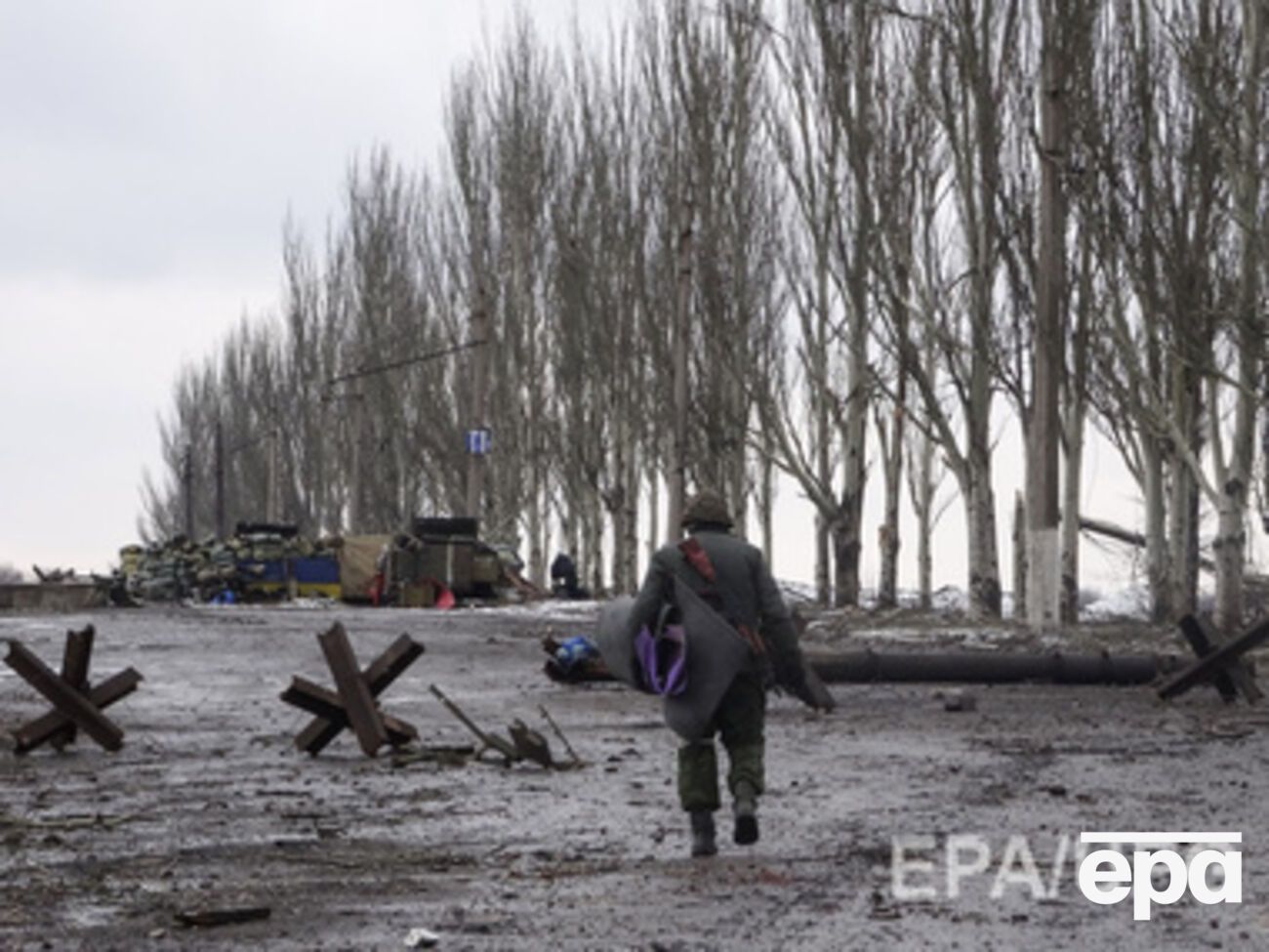 США предоставляли оружие союзникам в условиях нестабильности в Афганистан и Ирак, но длительные исторические связи российской и украинской армий и органов безопасности усложняют ситуацию