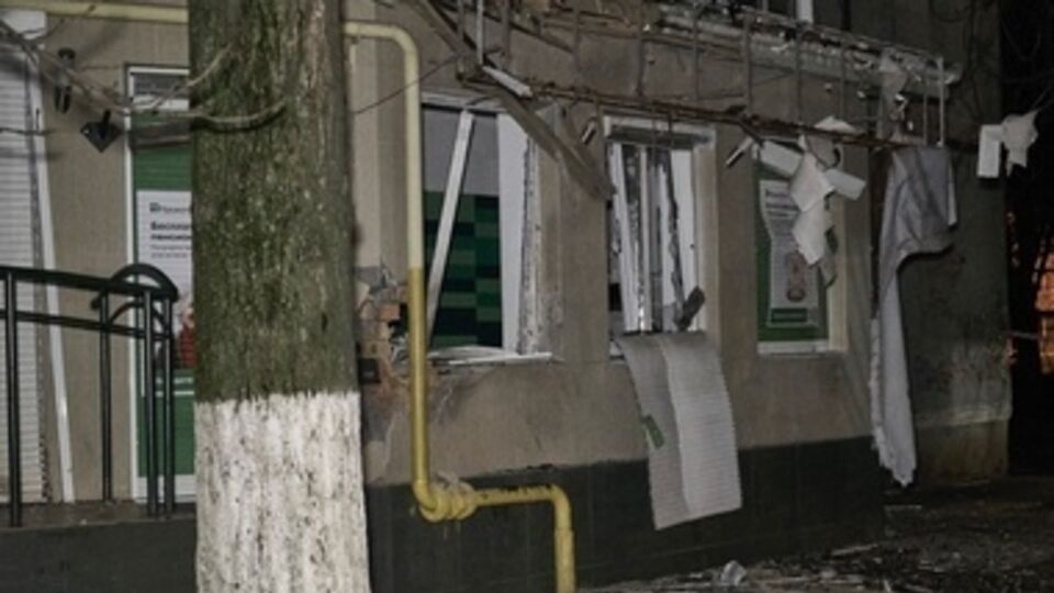 На месте взрыва работают эксперты взрывотехнической службы