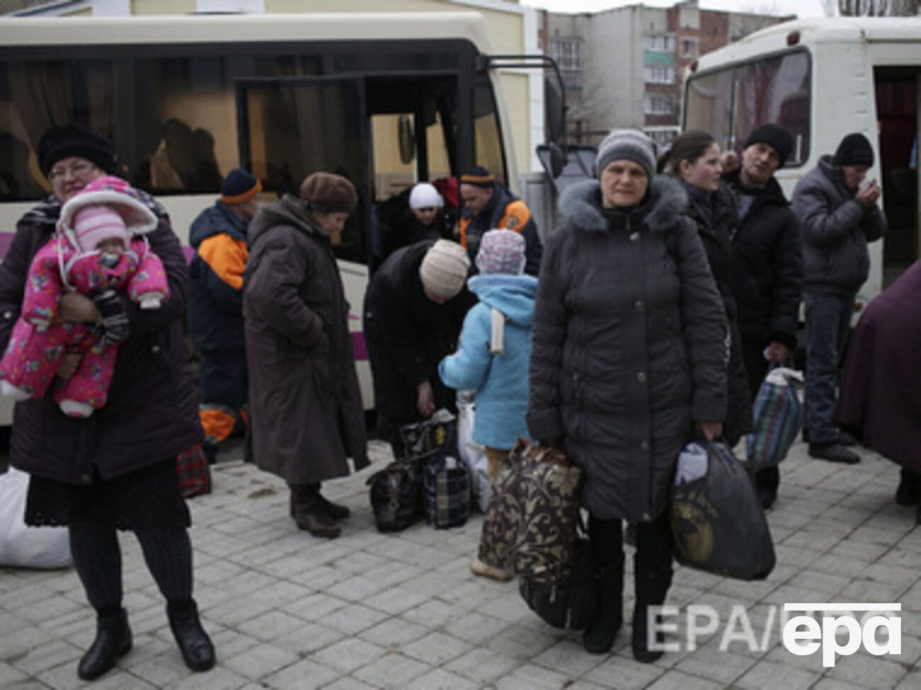 Мирные жители покидают Дебальцево