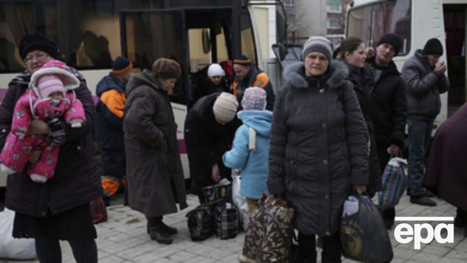 Мирные жители покидают Дебальцево