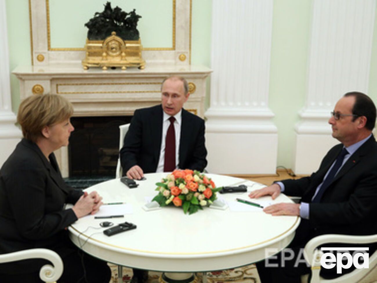 Лидеры трех государств прервались для фотосессии