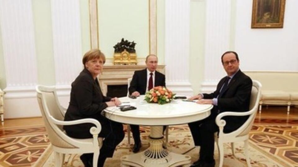 Во время переговоров политики делали перерыв на протокольную съемку