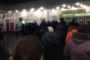 За день до подорожания проезда в киевском метро выстроились очереди за жетонами. Фоторепортаж