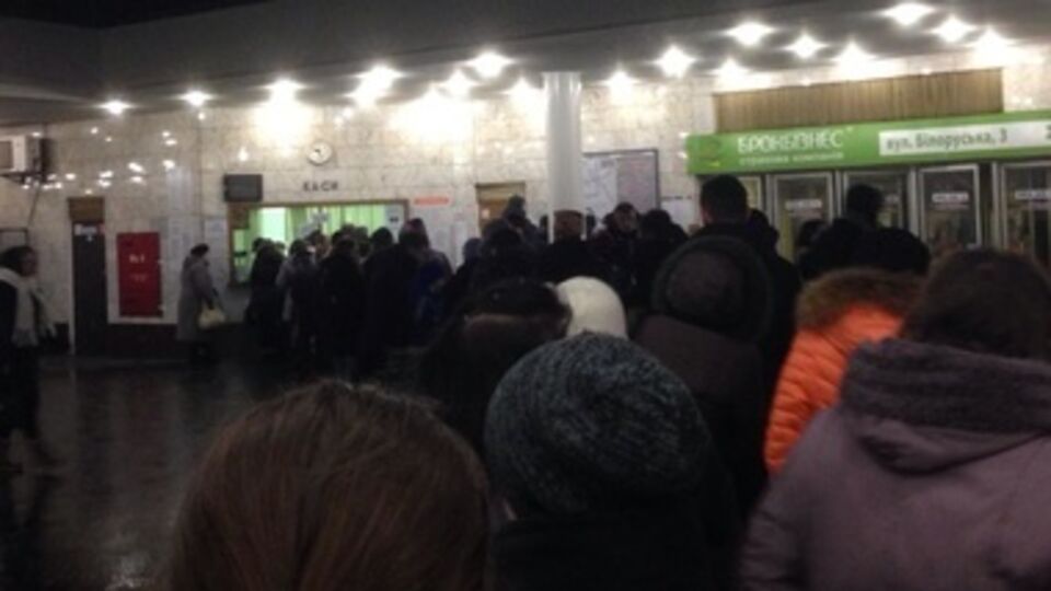 За день до подорожания проезда в киевском метро выстроились очереди за жетонами. Фоторепортаж