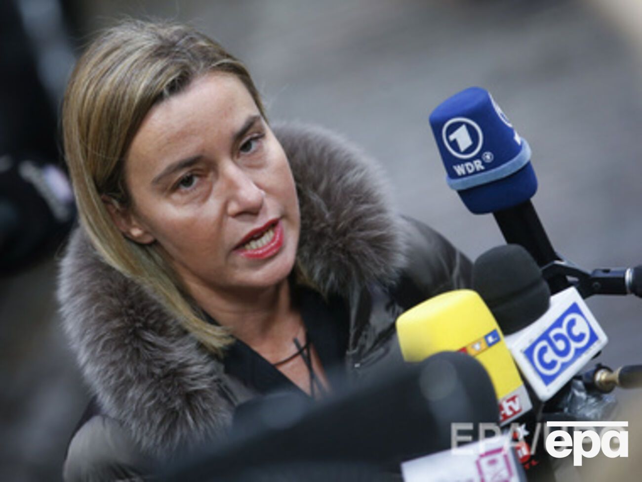 Могерини: Обеспечение оружием одной из сторон мне не кажется очень последовательным жестом