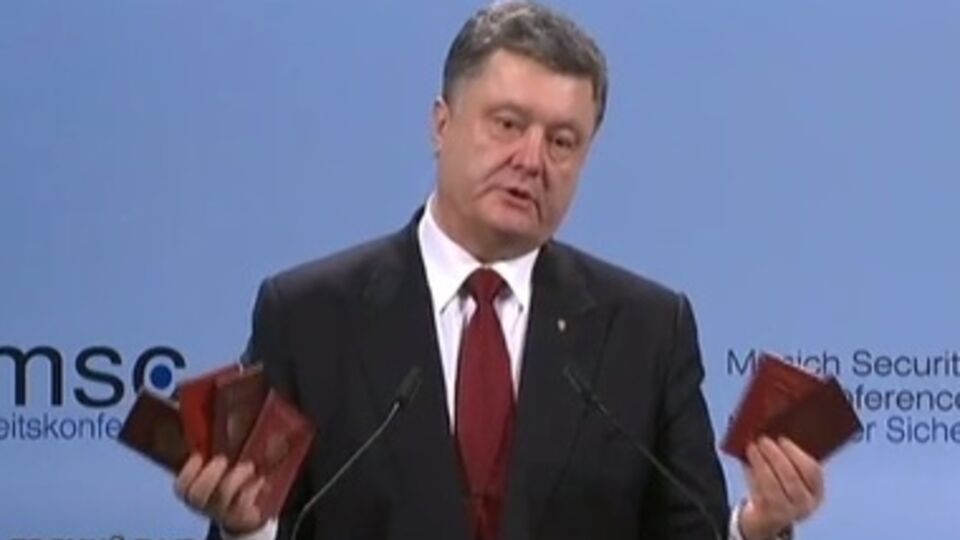 Порошенко показал паспорта россиян, которые воевали на территории Украины