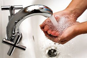 Власти рекомендуют кипятить воду не менее пяти минут