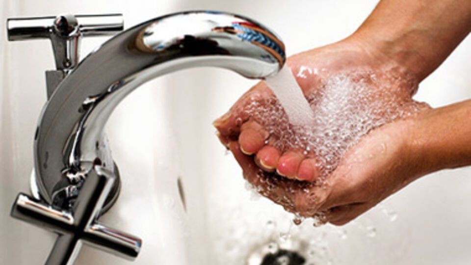 Власти рекомендуют кипятить воду не менее пяти минут