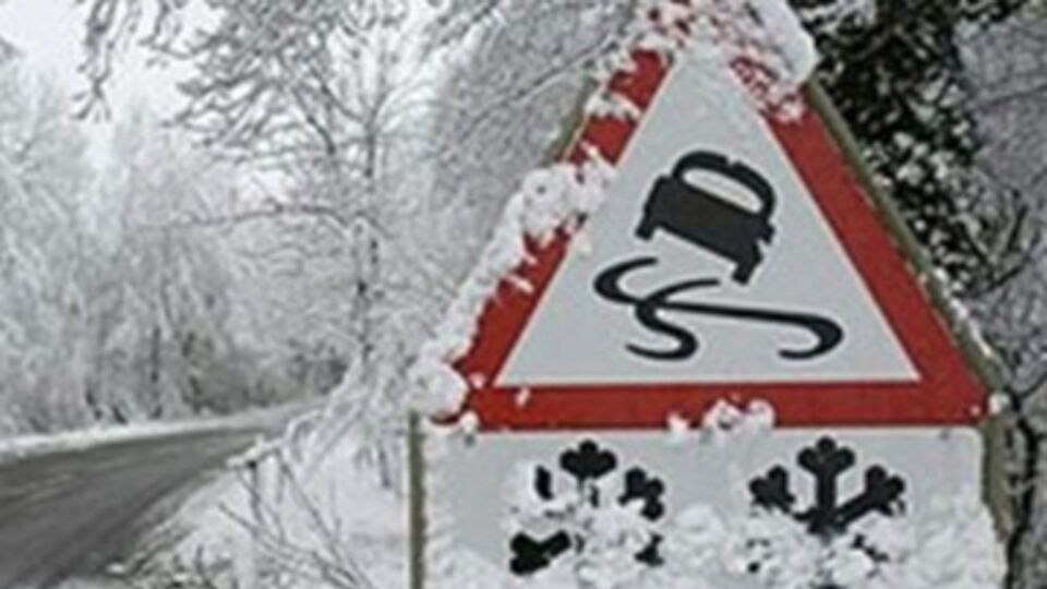 В Карпатах утром и днем сильный снег, метель