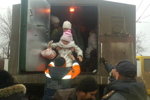 Сейчас люди доставлены в транзитные пункы на железнодорожных вокзалах городов Славянск и Константиновка