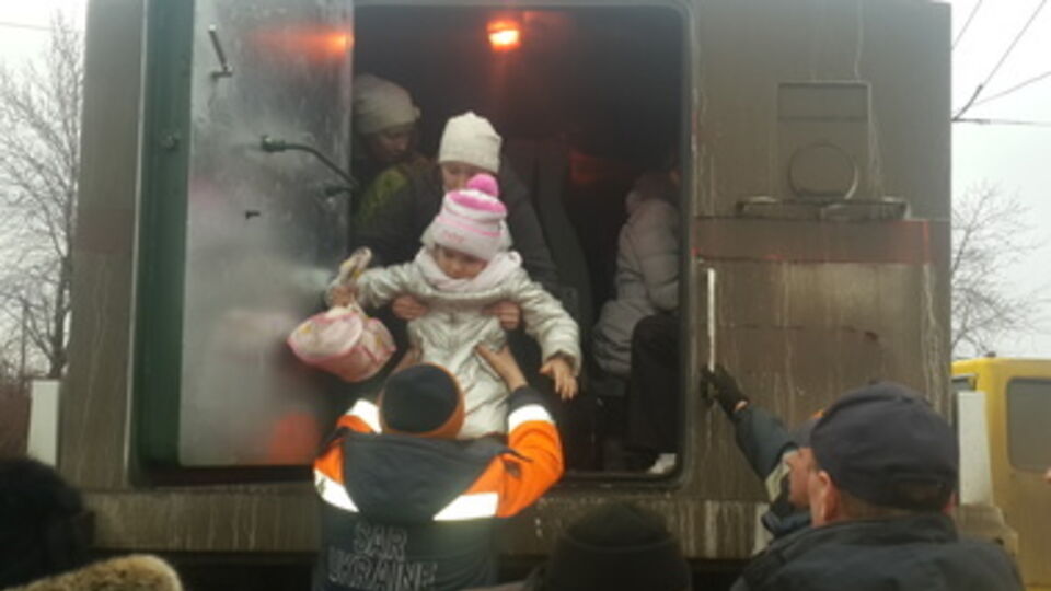 Сейчас люди доставлены в транзитные пункы на железнодорожных вокзалах городов Славянск и Константиновка