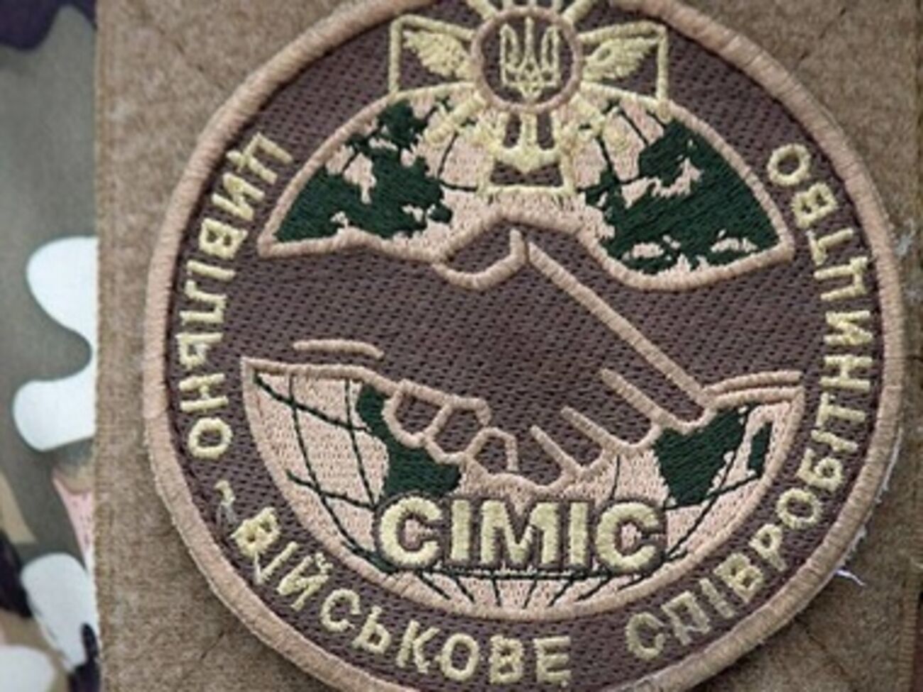 Представители СИМИС снабжают жителей Дебальцево, скрывающихся от обстрелов, водой и медикаментами