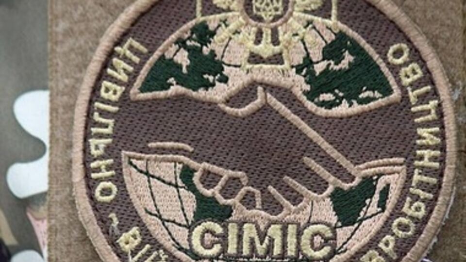 Представители СИМИС снабжают жителей Дебальцево, скрывающихся от обстрелов, водой и медикаментами