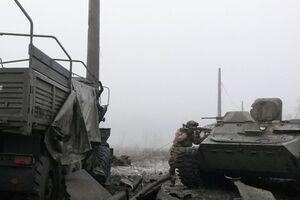 Украинские бойцы на месте разбитой колонны боевиков