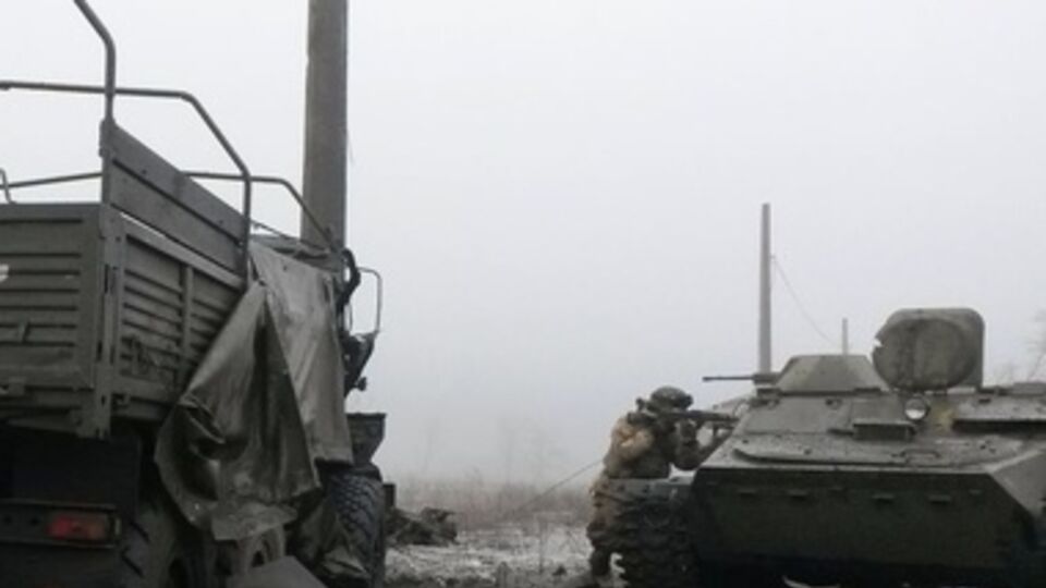 Украинские бойцы на месте разбитой колонны боевиков