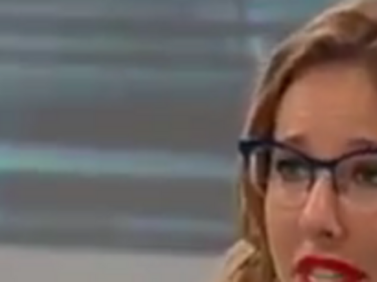 Ведущий программы также не забыл упрекнуть Собчак работой в "Доме-2"