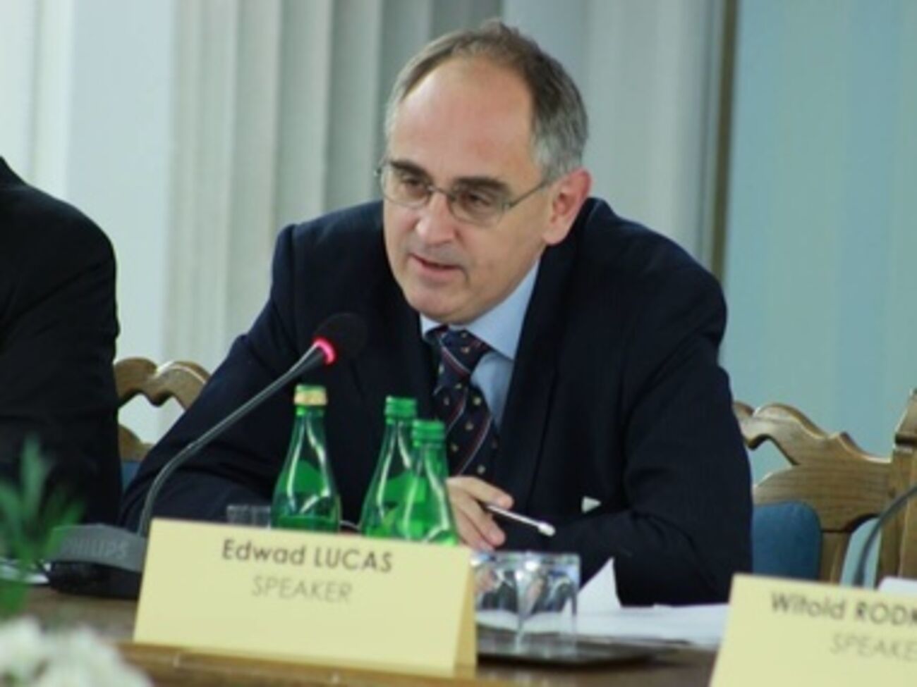 Лукас даже пообещал использовать свое личное влияние, чтобы препятствовать карьерному росту тех, кто сотрудничает с RT и Sputnik