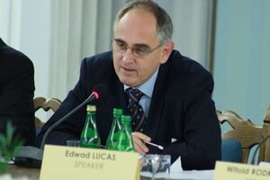 Лукас даже пообещал использовать свое личное влияние, чтобы препятствовать карьерному росту тех, кто сотрудничает с RT и Sputnik