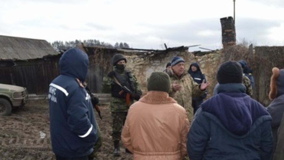 Москаль привез жителям продукты