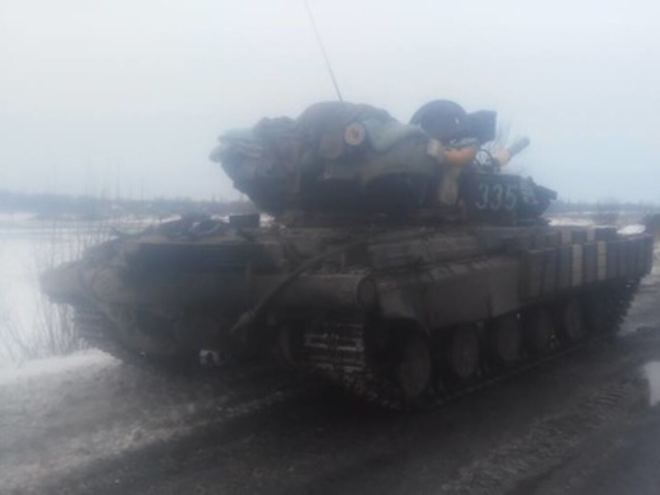 Украинские военные пытаются отбить технику у боевиков