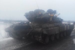 Украинские военные пытаются отбить технику у боевиков