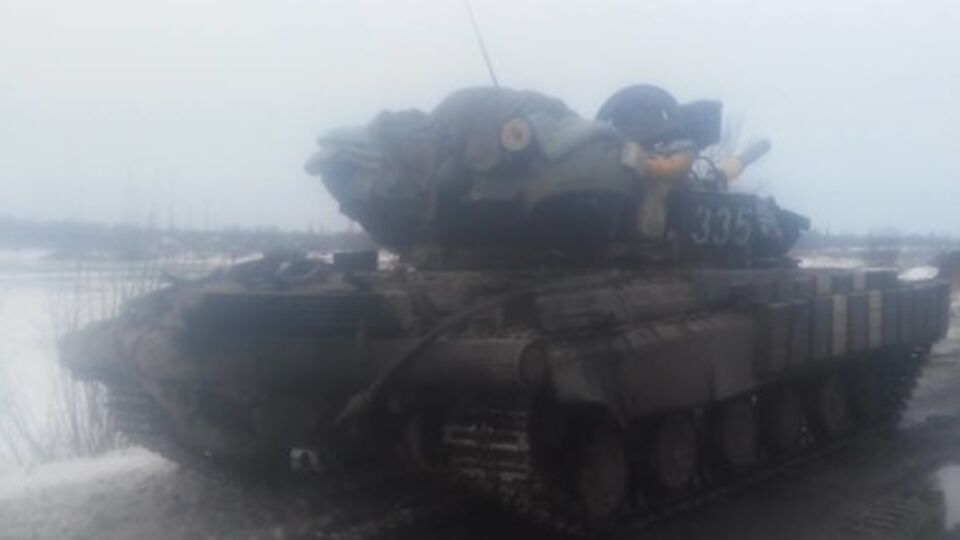 Украинские военные пытаются отбить технику у боевиков