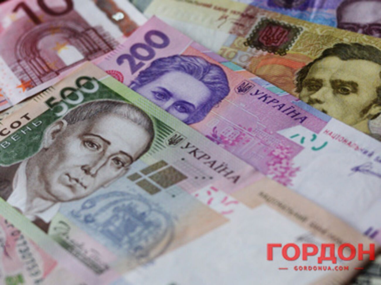 Гривна продолжает терять позиции