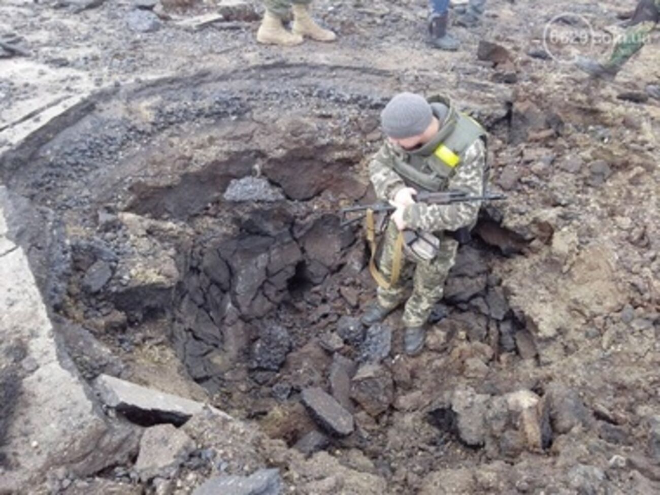 Воронка после взрыва снаряда под Мариуполем