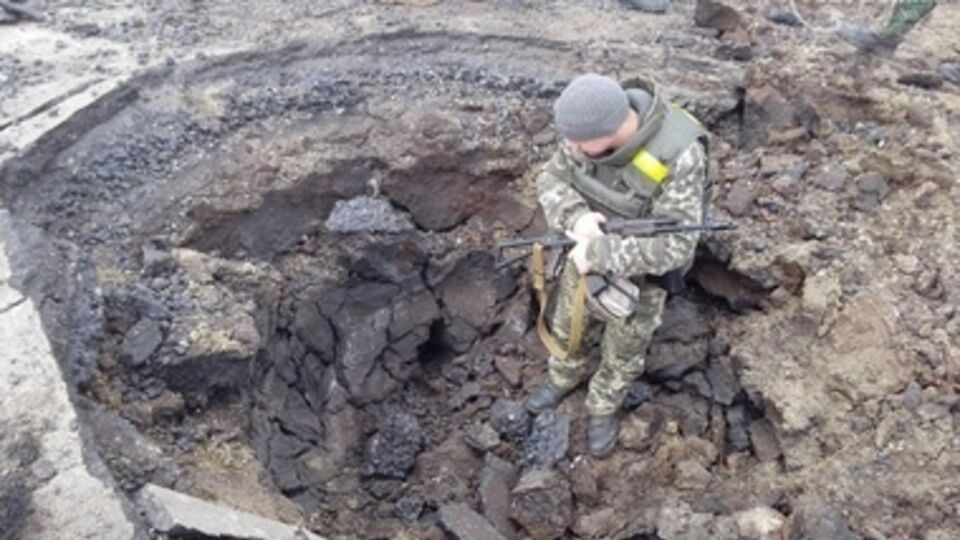 Воронка после взрыва снаряда под Мариуполем