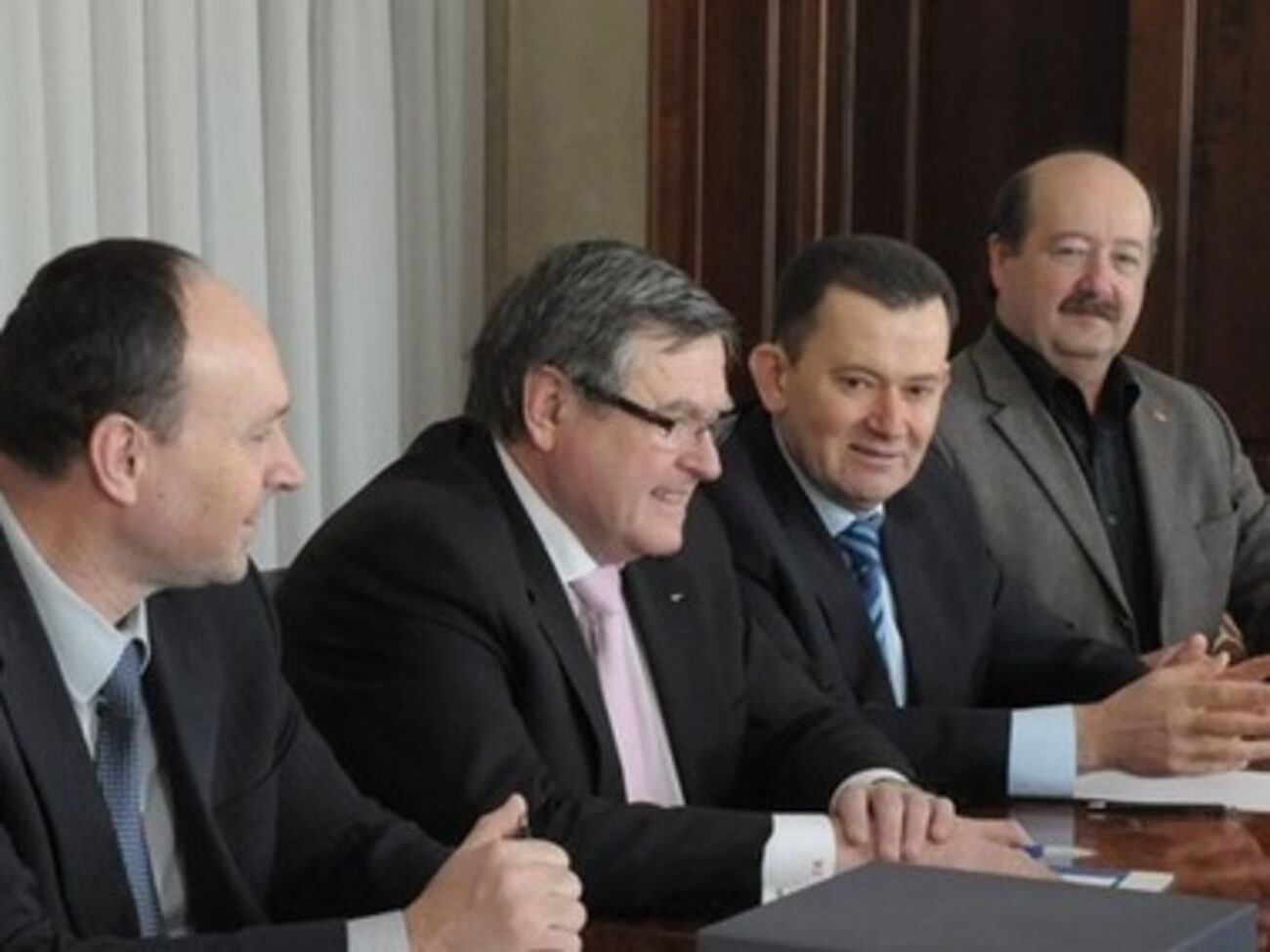 Согласно курсу Нацбанка на 9 февраля, 1 чешская крона равна 1,03 гривен