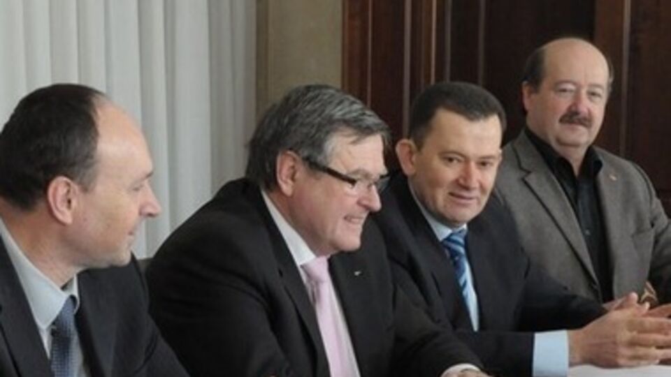 Согласно курсу Нацбанка на 9 февраля, 1 чешская крона равна 1,03 гривен