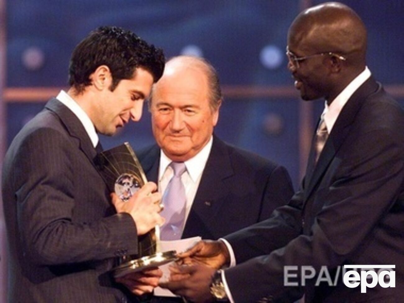 Луиш Фигу (слева) и Зепп Блаттер (в центре) на премии вручения Золотого мяча в 2001 году