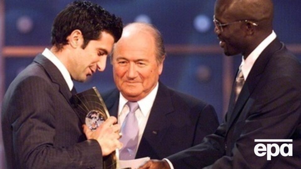 Луиш Фигу (слева) и Зепп Блаттер (в центре) на премии вручения Золотого мяча в 2001 году