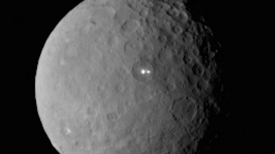 Зонд Dawn сделал новые снимки Цереры