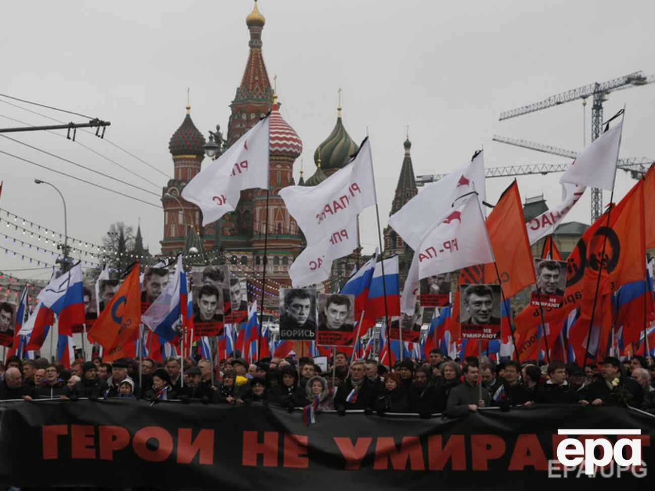 Около тысячи граждан находятся перед рамками для прохождения контроля