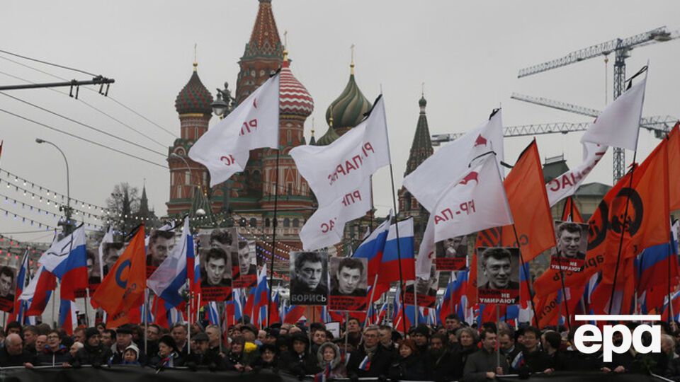 Около тысячи граждан находятся перед рамками для прохождения контроля