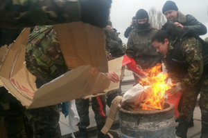 Символический картонный гроб с "телом" президента России Владимира Путина сожгли в мусорной урне