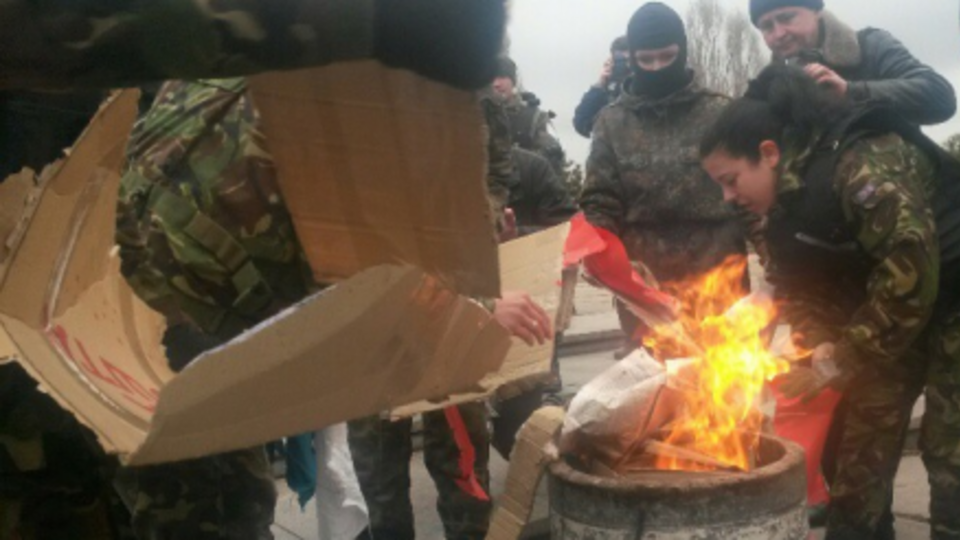 Символический картонный гроб с "телом" президента России Владимира Путина сожгли в мусорной урне