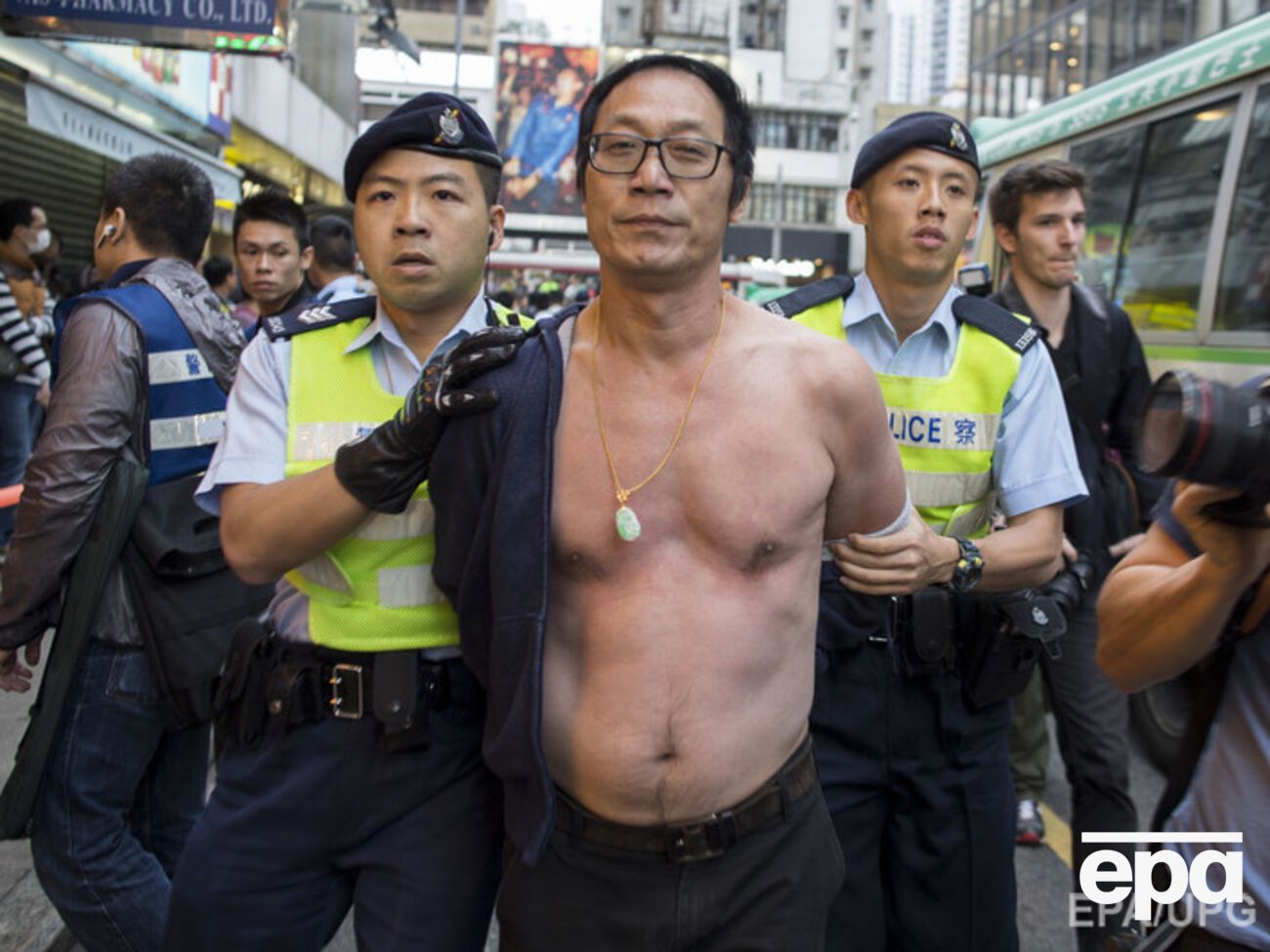 Полиция арестовала около 300 человек